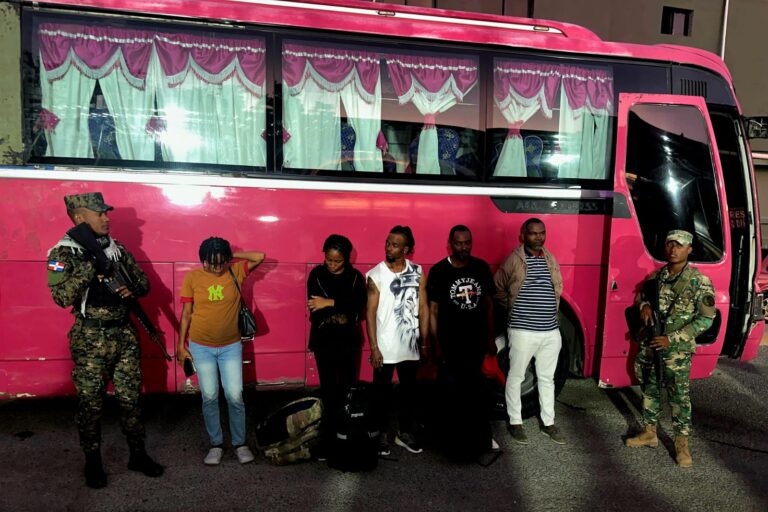 Arrestan a tres dominicanos y un haitiano transitando con indocumentados en San Juan y Pedernales