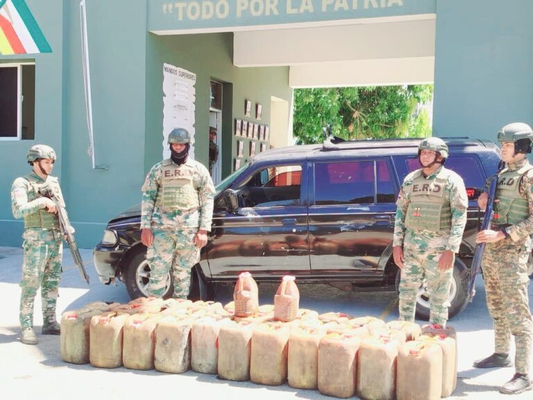 Ejército ocupa garrafones con 162 galones de gasolina en una jeepeta en Dajabón