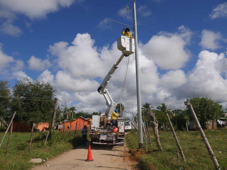 EDEEste amplía redes eléctricas en la comunidad Santa Clara del municipio de Higüey