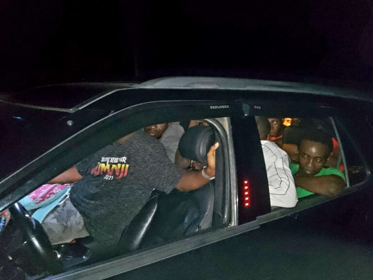 Interceptan dos jeepetas con 31 indocumentados en San Juan de la Maguana