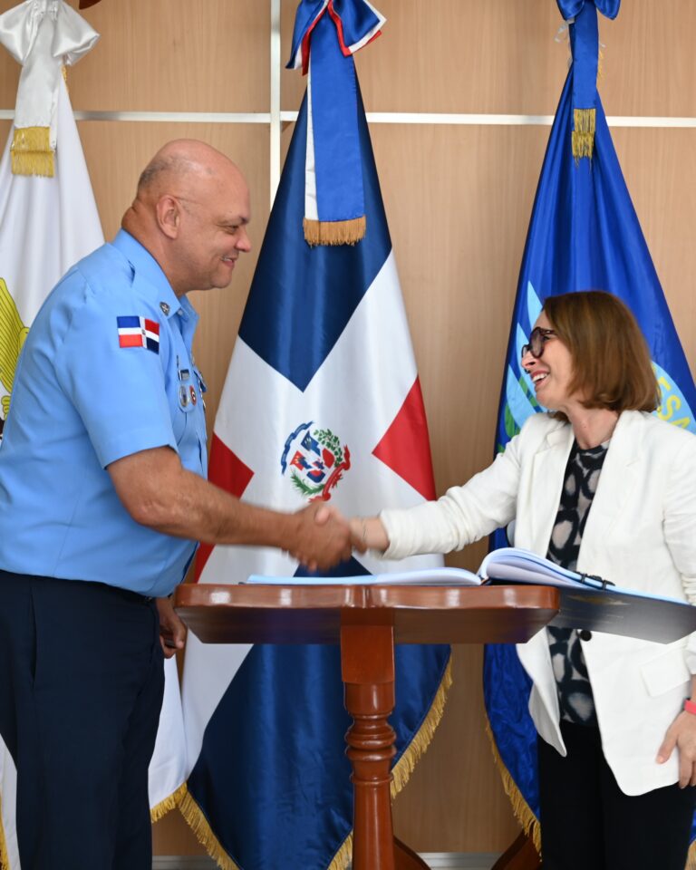 CESAC recibe a María Rosa Sabatelli y donación de equipos electrónicos