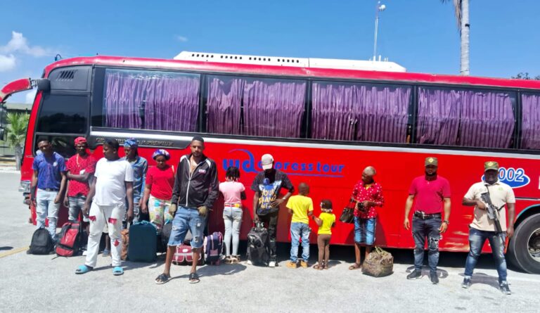 Detienen Camionero y Autobús con Inmigrantes Indocumentados en Valverde y Jimaní