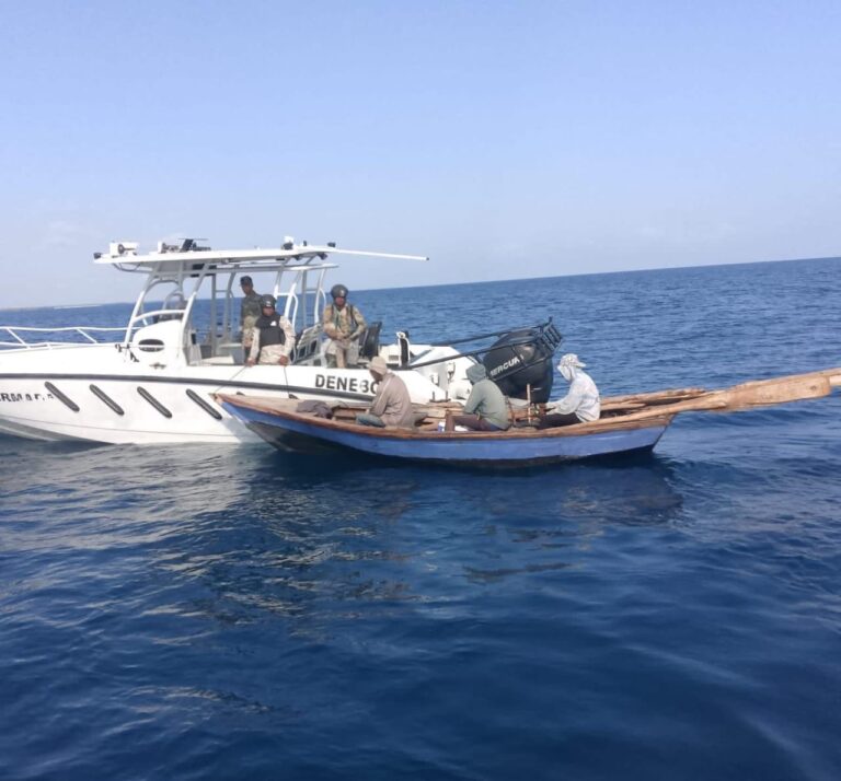 «Armada Dominicana intercepta tres embarcaciones haitianas en Monte Cristi por pesca ilegal»