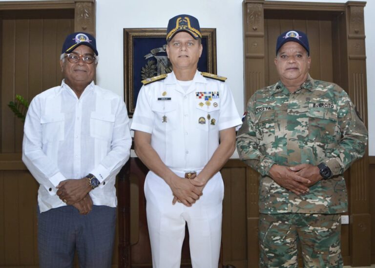 Armada fortalece vínculos institucionales con Bienes Nacionales y el CEA durante visita oficial de su Director General