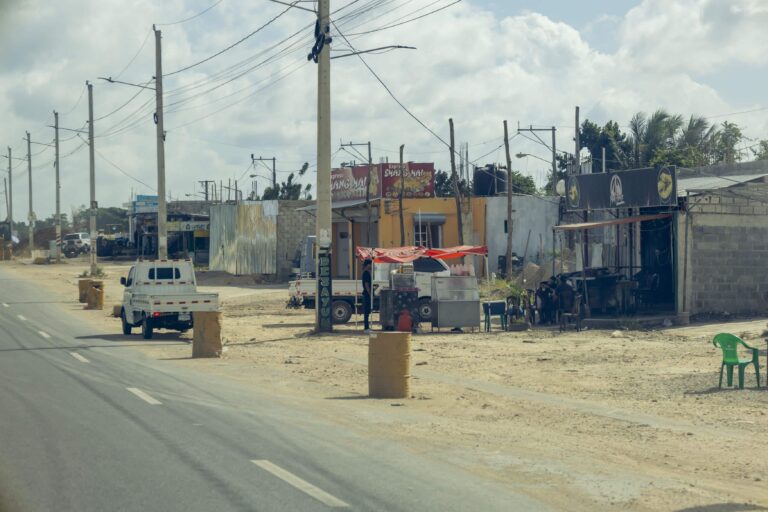 Denuncian inseguridad y ocupaciones ilegales en la Avenida Ecológica de Santo Domingo Este