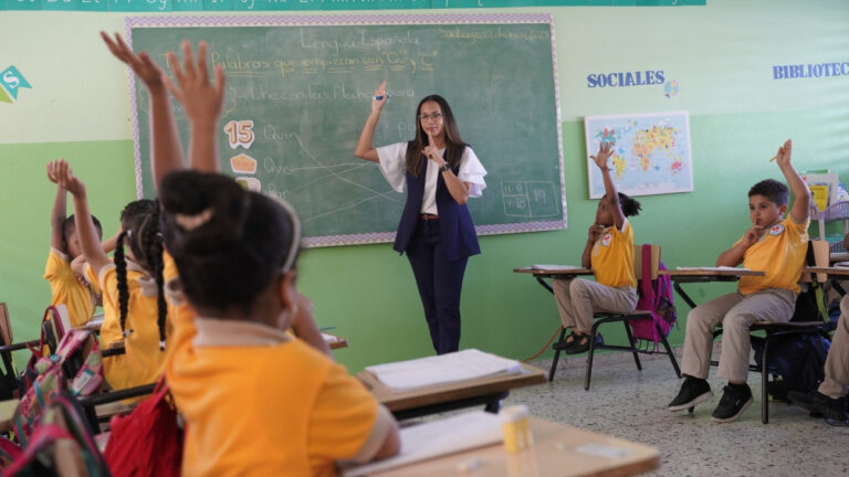 Mujeres dominicanas: mayoría en las aulas pero excluidas del empleo y la seguridad social