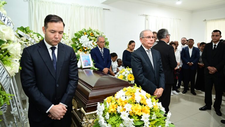 Danilo Medina, y Johnny Pujols, participantes de los funerales de Víctor Lluberes Peña, quien falleció en la tragedia del Jet Set