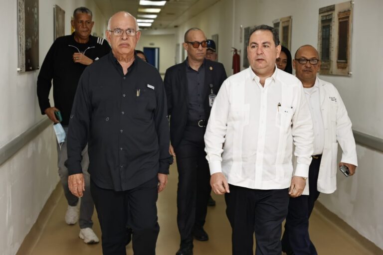 SNS visita pacientes ingresados en hospitales Ney Arias Lora y Darío Contreras