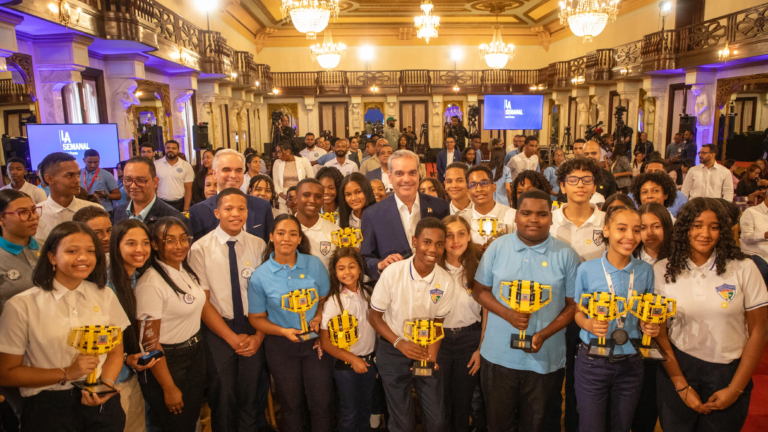 Presidente Abinader resalta conquistas de jóvenes en áreas STEAM