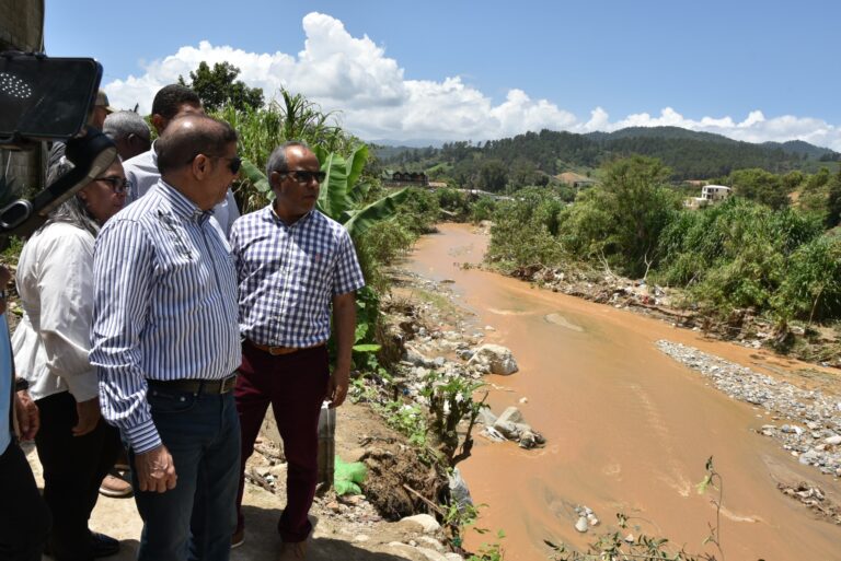 Ministro de Agricultura recorre zonas agrícolas inundadas de Constanza