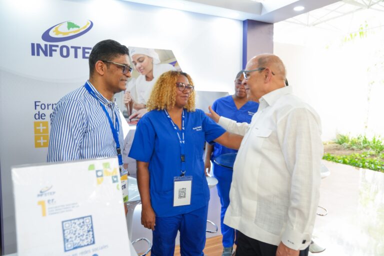 INFOTEP resalta su aporte al turismo en la feria FECHA 2025 con demostraciones de masajes y degustaciones gastronómicas