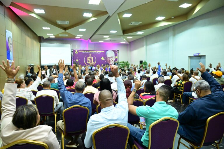 Masiva asamblea de maestros y maestras del PLD