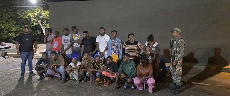 En Mao detienen automóvil con 19 haitianos en condición migratoria irregular