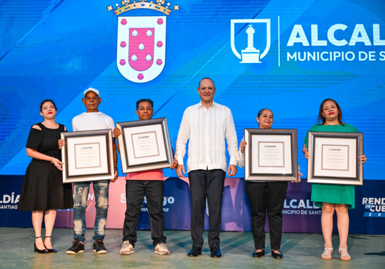 Alcalde Ulises Rodríguez reconoce a empleados con más de 30 años de servicio en acto de rendición de cuentas y Día del Trabajo