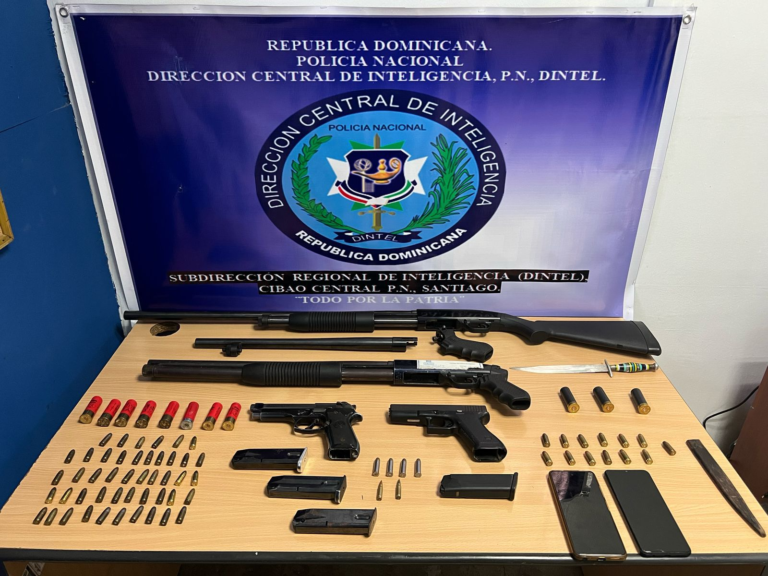 PN y MP incautan arsenal de armas ilegales, drogas, máquinas tragamonedas y detiene varios, mediante allanamientos en Santiago