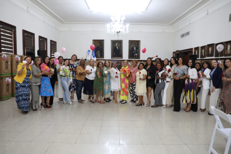 Gobernadora Rosa Santos celebra el Día de Las Madres con comunicadoras de Santiago