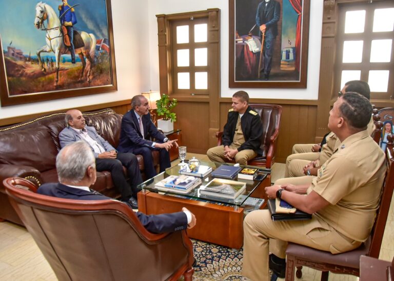 Mescyt y la Armada refuerzan cooperación en educación y tecnología durante visita oficial