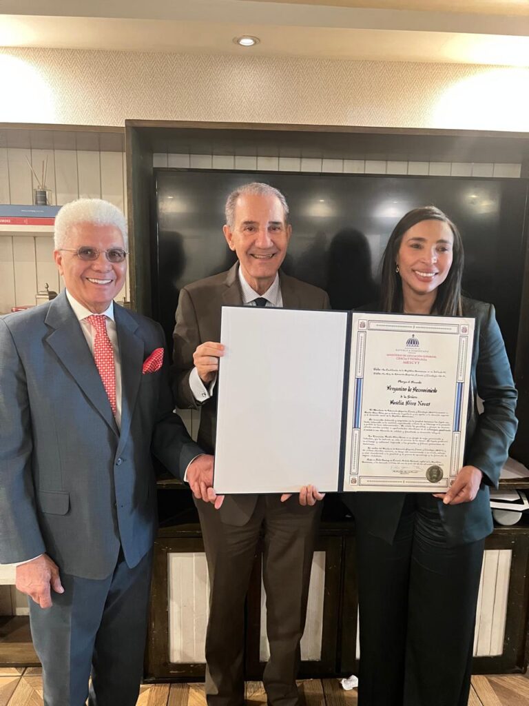 MESCyT reconoce a Roselía Pérez Novas y su equipo por su excelencia en la gestión de becas internacionales