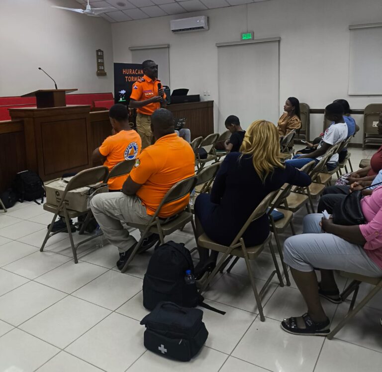 Defensa Civil imparte taller sobre Temporada Ciclónica a miembros de la Iglesia de Jesucristo en San Cristóbal