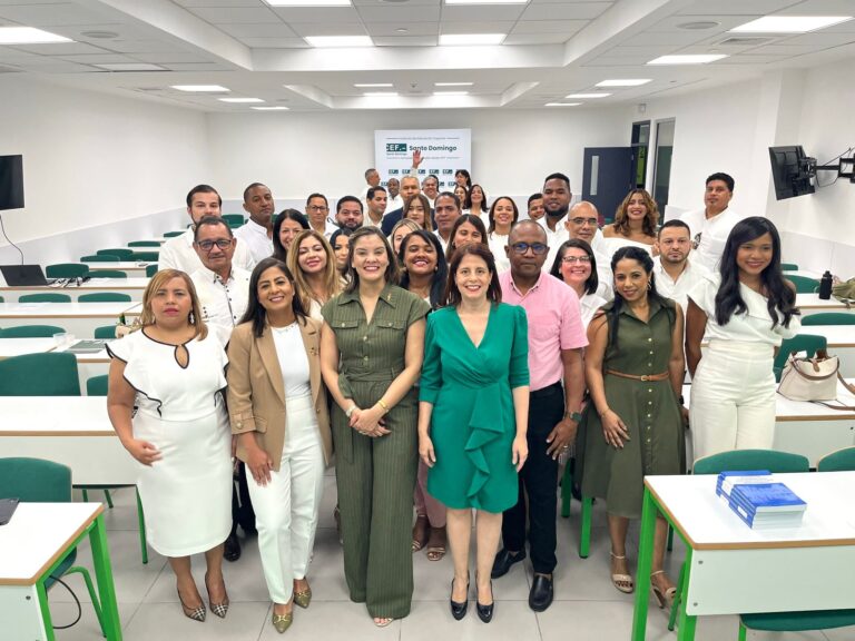 CEF.- Santo Domingo gradúa a 40 colaboradores del Ministerio de Medio Ambiente en desarrollo ambiental