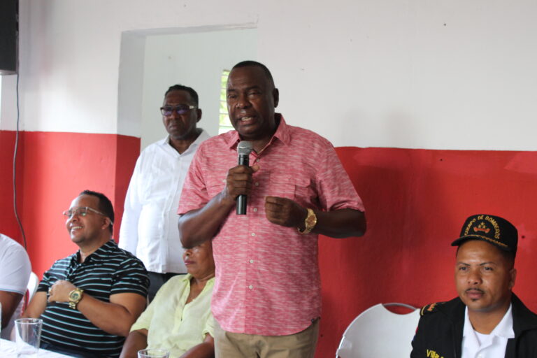 Alcalde Máximo Soriano entrega nuevo camión al Cuerpo de Bomberos de La Caleta