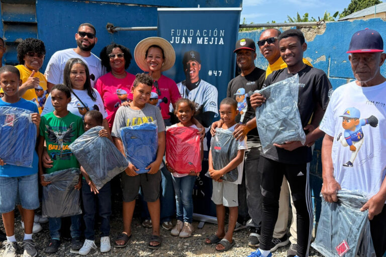 Juan Mejía, lanzador de Grandes Ligas, entrega útiles escolares a niños de su natal comunidad