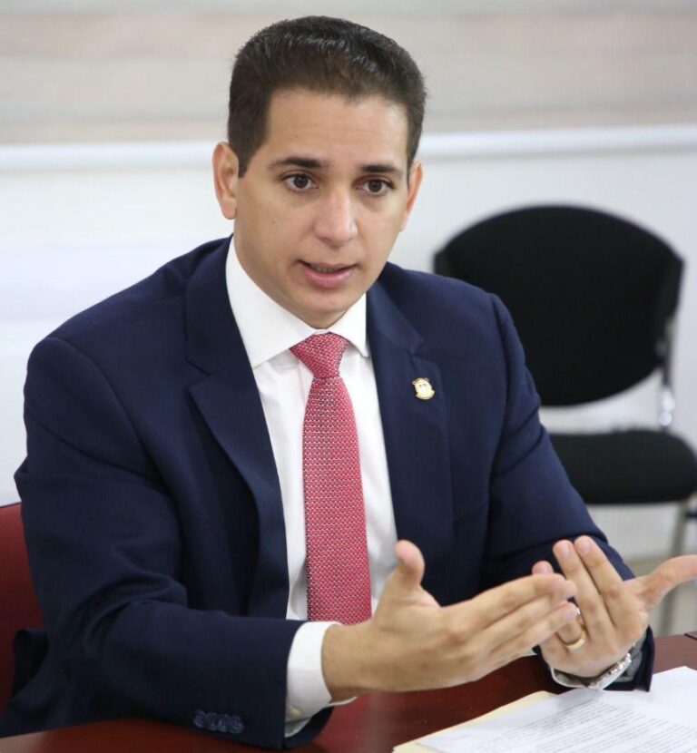 Víctor Fadul lamenta colapso del sistema eléctrico: “Gracias al PRM, el cambio huele a gas keroseno”