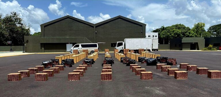 Decomisan más de 960 mil cigarrillos y bebidas alcohólicas en una residencia en San Francisco de Macorís