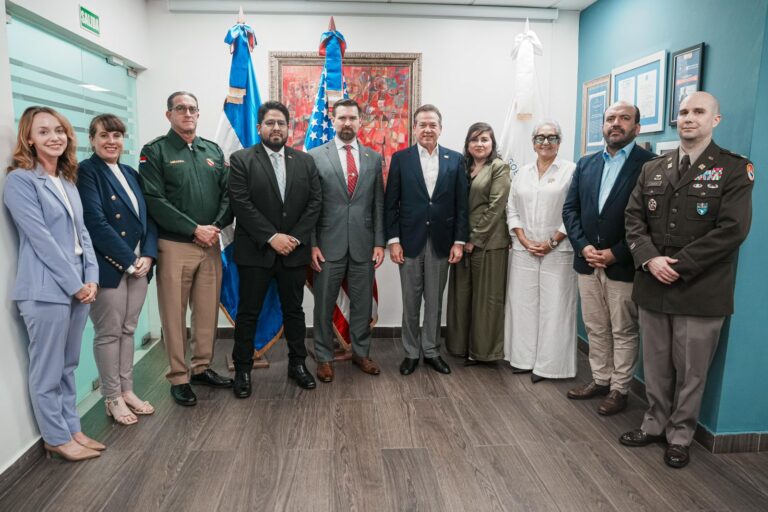 Ministro Ito Bisonó recibe delegación de Defensa de EE. UU. para intercambiar perspectivas en materia de comercio