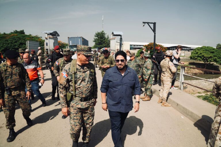 Ministro de Defensa de RD y Subsecretario de Defensa de EE.UU. recorren frontera domínico-haitiana de Manzanillo a Dajabón