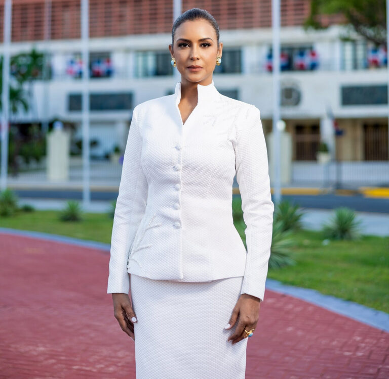Selinée Méndez proyecta elegancia y liderazgo en el Congreso Nacional