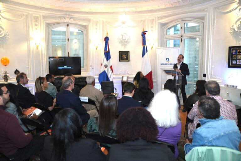 “Banreservas y Embajada en Francia realizan conversatorio con Melissa Roedán”