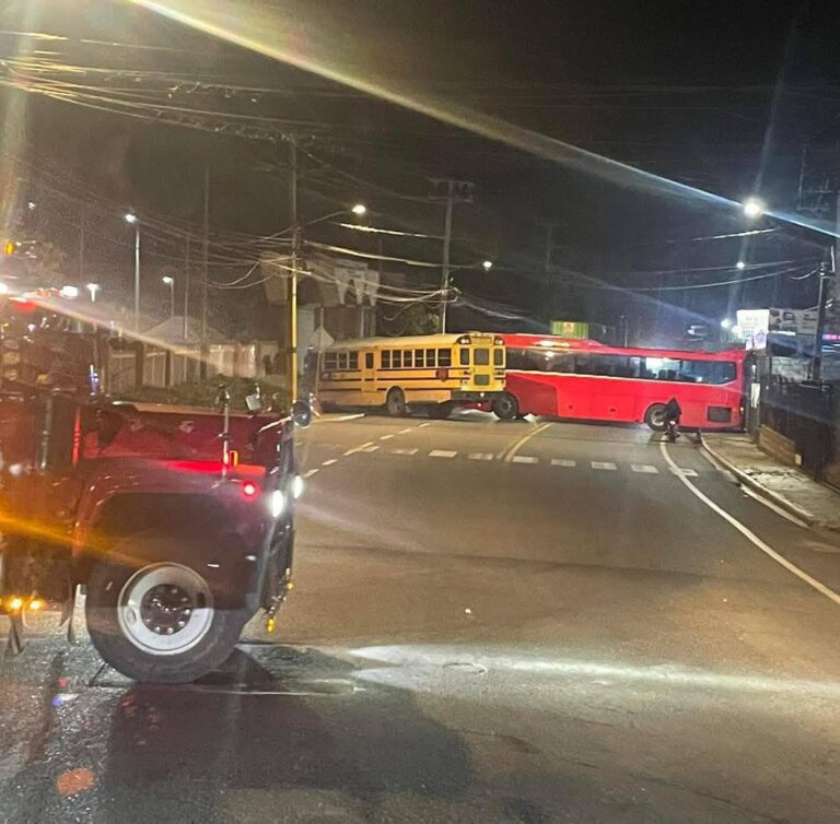 Higüey amanece bloqueado por huelga del transporte hotelero