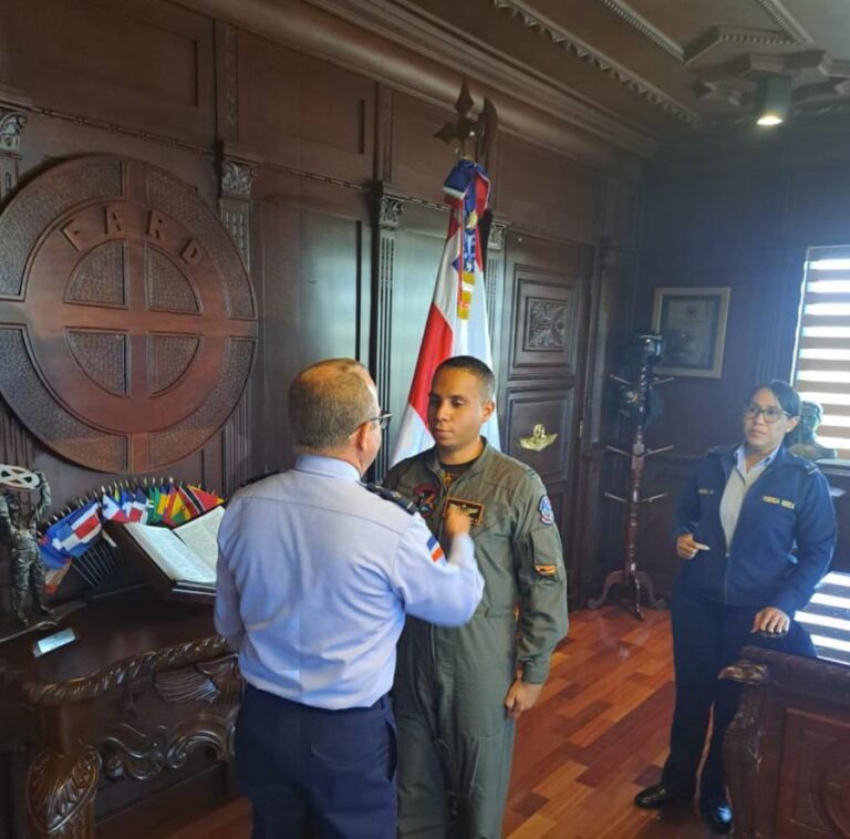 FARD reconoce a Capitán Juan Miguel Jiménez con la “Ala de Pecho de Señor Piloto”