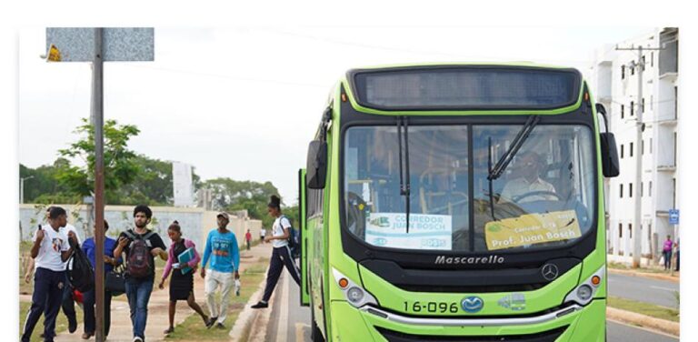 Residentes de Ciudad Juan Bosch rechazan entrada de guagüeros y exigen más unidades de la OMSA