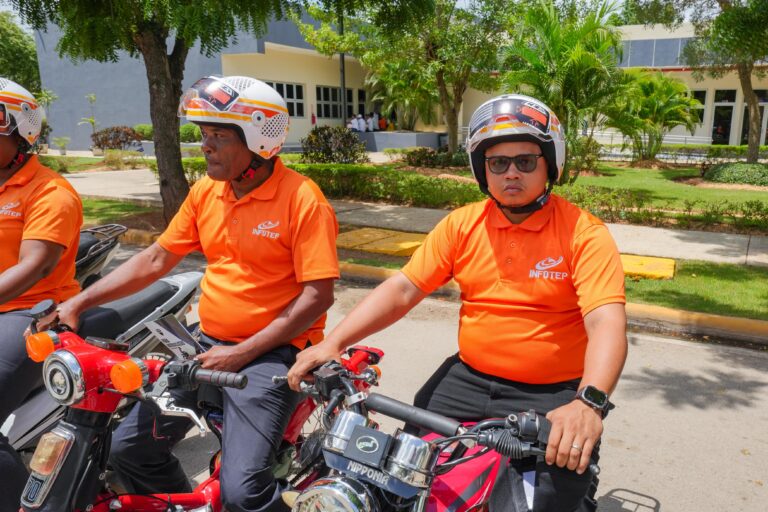 INFOTEP y Fundación Tabacalera de España entregan 2 mil 100 cascos protectores a motoristas de La Romana