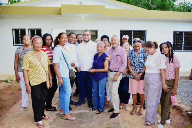 Director del FEDA, Hecmilio Galván, entrega remozamiento del Centro Comunal El Valle