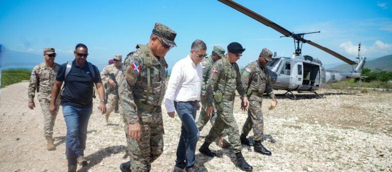 Ministro de Defensa encabeza recorrido por la frontera junto a asesores del Poder Ejecutivo en materia policial