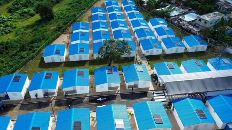 Gobierno entrega 50 viviendas y cumple el sueño de familias damnificadas por el huracán Georges en San Cristóbal