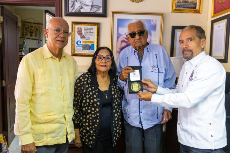Efemérides Patrias entrega medalla conmemorativa a Euclides Gutiérrez Félix