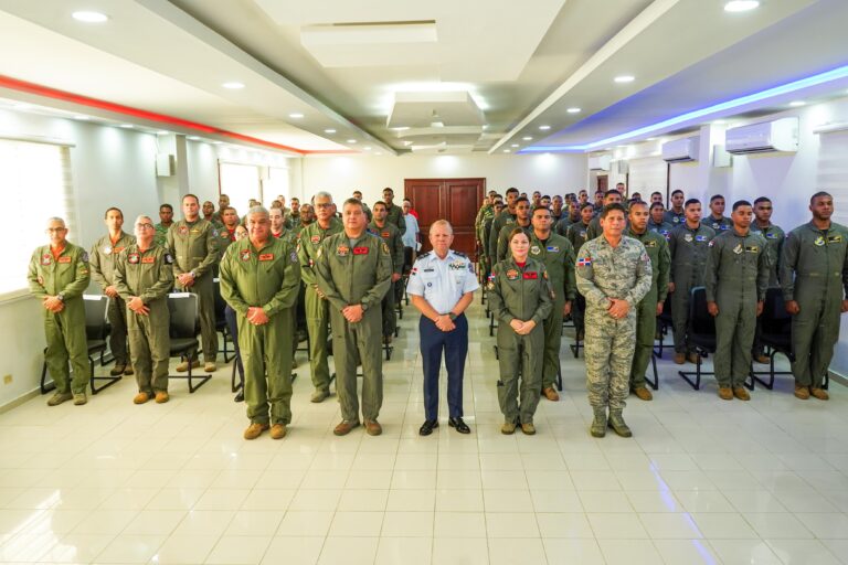 Comandante General de la FARD encabeza imposición de insignias “Media Ala” a estudiantes de aviación militar