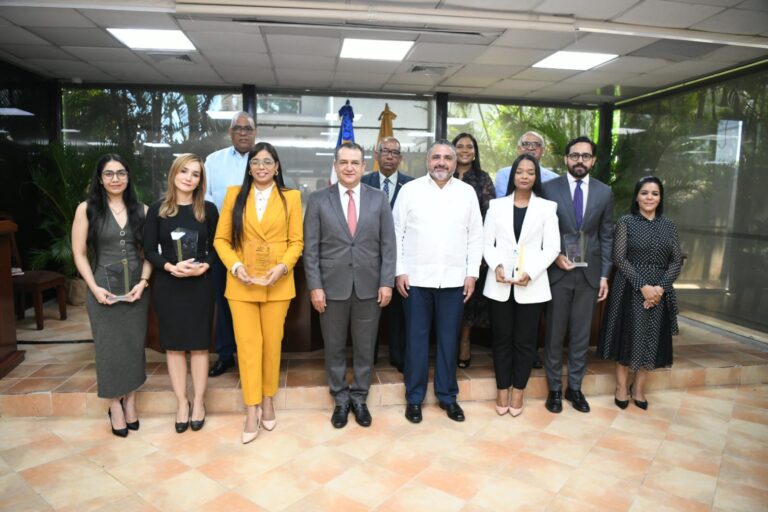 JCE-IESPEC ponen en circulación “Compendio de Ensayos en Materia Electoral y del Estado Civil”