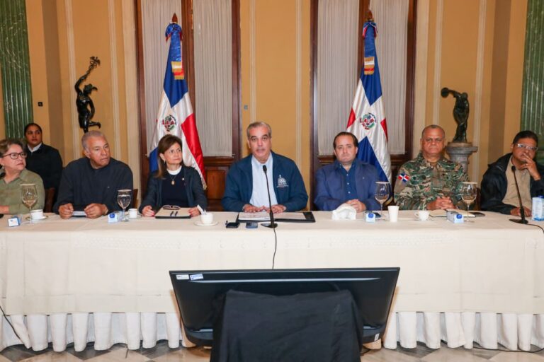 Abinader mantiene para este sábado suspensión de labores en provincias en alerta roja