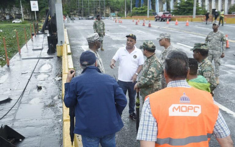 CIERRE DEL PUENTE FLOTANTE DE SANTO DOMINGO POR ALTA DENSIDAD DE LILAS