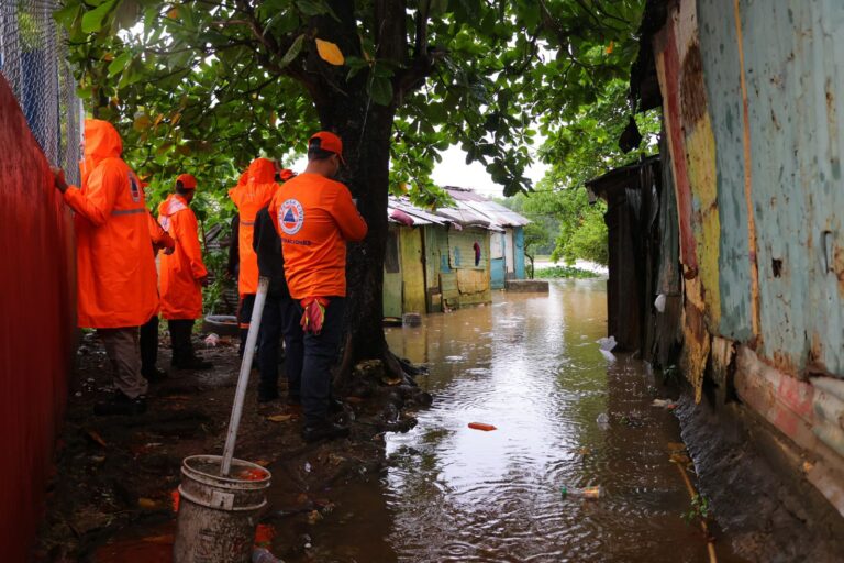 Defensa Civil coordina ayudas para albergados en el Túnel del Capotillo