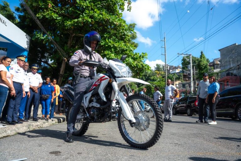 Propeep dona dos motocicletas al destacamento de la Policía Nacional en La Zurza II para fortalecer la seguridad en la zona