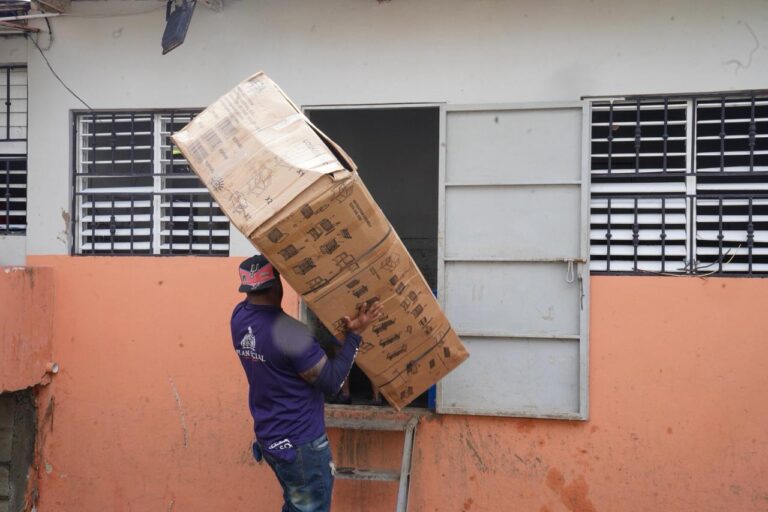 “Afectados por el huracán Melissa en Baní aseguran que el Gobierno siempre los ha apoyado”
