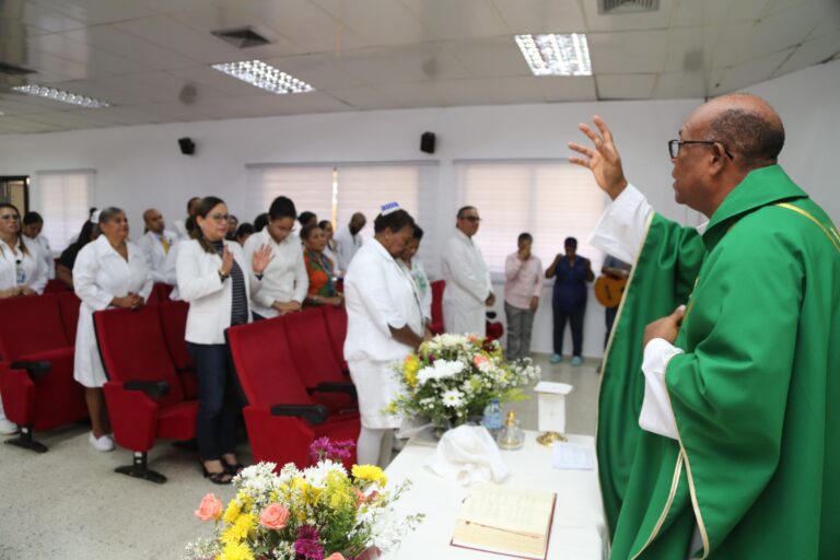 Hospital Salvador B. Gautier celebra eucaristía por su 74 aniversario