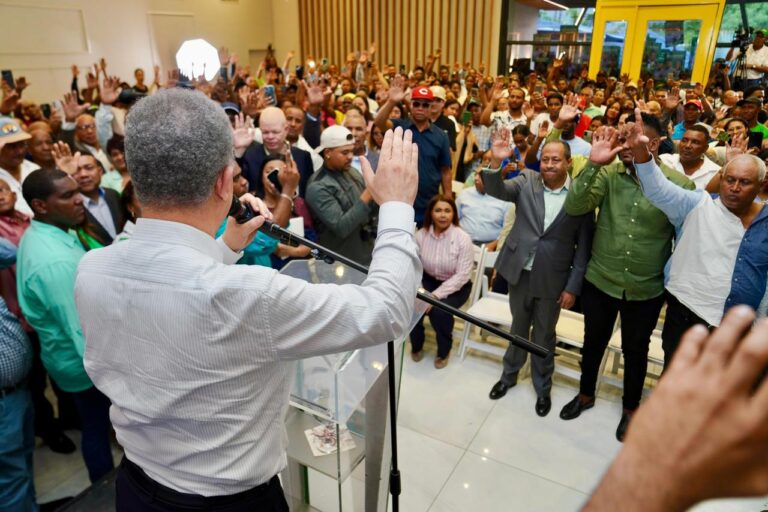 Expresidente del PRM en Padre Las Casas, Ramón Santana, y líderes de Azua son juramentados por Leonel en la FP