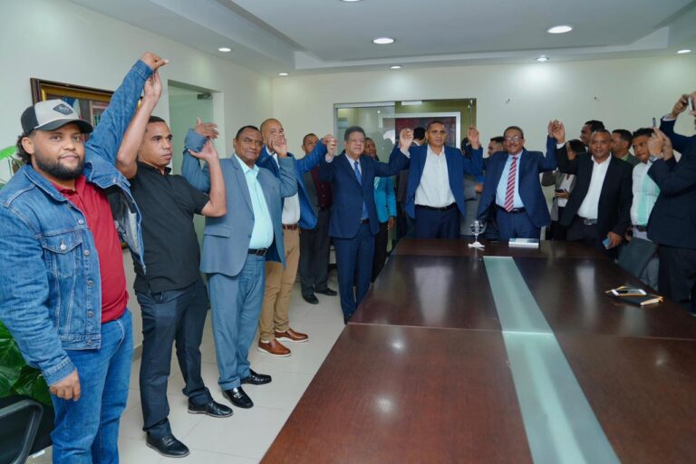 Leonel juramenta en la Fuerza del Pueblo a Bernardo Arroyo, hermano de Nelson Arroyo vicepresidente del PRM